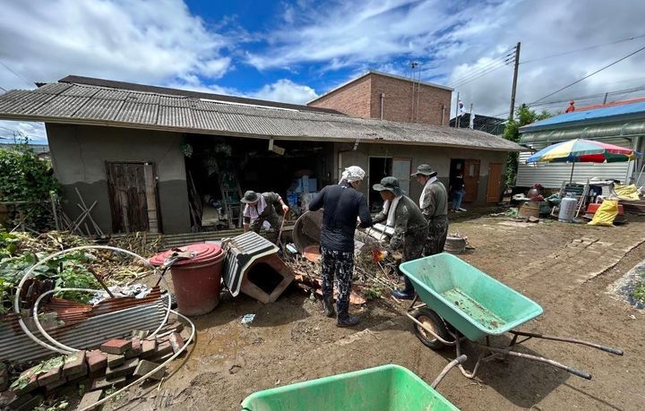 육군은 17일 호우피해 복구작전 관련 사진을 공개했다. 사진은 37사단 장병들이 충북 괴산군 불정면 민가에 유입된 토사와 부유물을 제거하는 모습. (사진=육군 제공)