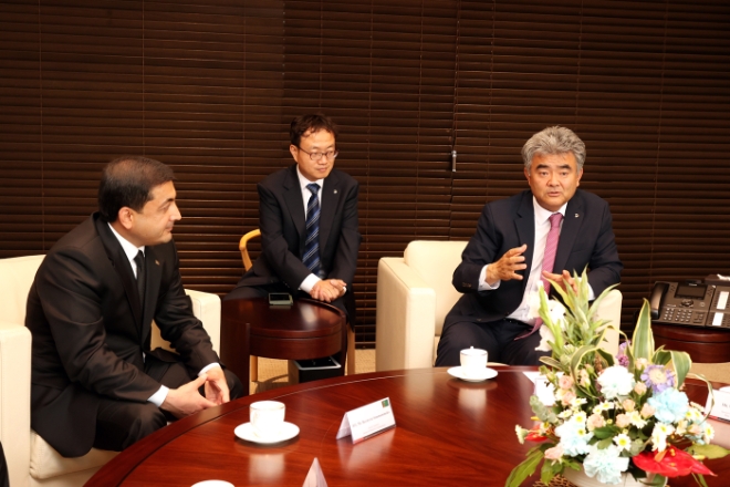 정원주 대우건설 회장(오른쪽)이 17일 오후 을지로 대우건설 본사에서 투르크메니스탄 경제사절단과 면담하고 있다. / 사진=대우건설 제공