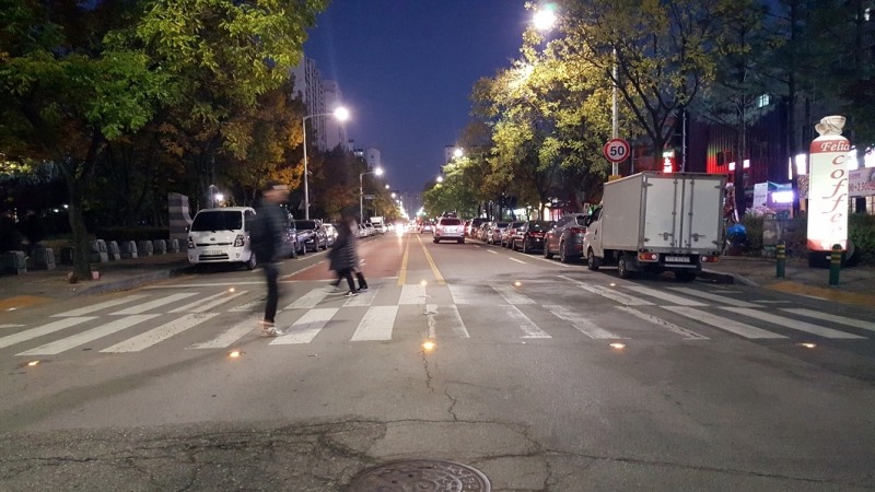 FLIR TrafiOne 교통센서는 야간에 보행자가 횡단보도를 건널 때 도로 상에 매립한 LED 표지 장치를 켬으로써 차량 운전자에게 보행자의 횡단 사실을 알린다.