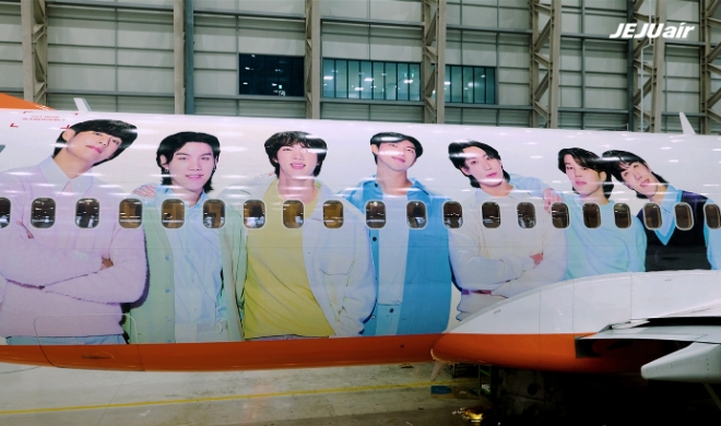 제주항공은 방탄소년단(BTS) 래핑 항공기를 운영한다고 19일 밝혔다. 사진은 BTS 멤버들의 모습을 래핑한 제주항공 항공기의 모습. (사진 = 제주항공 제공)
