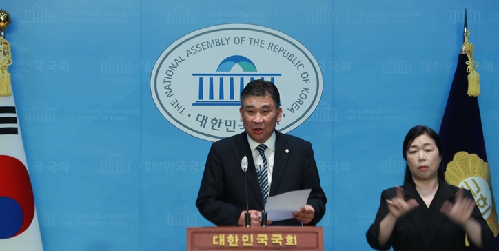 국힘 정책위 부의장 "최저임금 인상, 병 걸린 소상공인에 또다른 병 준 것...결정구조 바꿔야"