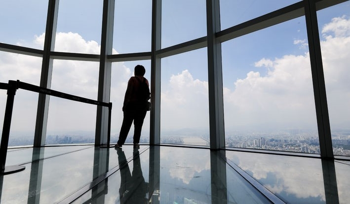 장마가 소강상태를 보인 19일 오후 서울 송파구 롯데월드타워 서울스카이에서 바라본 하늘이 맑다.