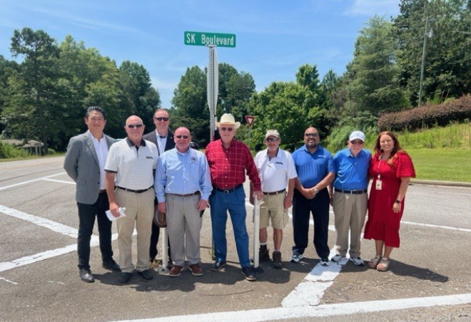 클라크 힐 커머스 시장(왼쪽 세번째), 짐 쇼우 잭슨 카운티 상공회의소장 (왼쪽 다섯번째) 및 SK온 관계자, 지역 주요 인사들이 19일(현지시간) 미국 조지아주 잭슨카운티 커머스시 ‘SK블러바드’ 현판식에서 기념사진을 촬영했다. / 사진=SK온 제공
