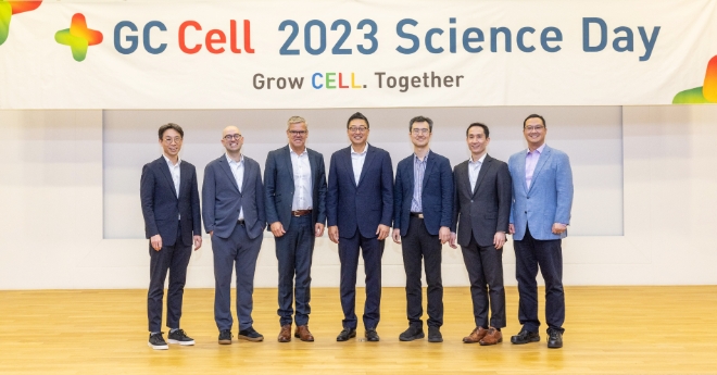 GC셀 제임스박 대표(왼쪽 4번째)와 김호원 CTO(오른쪽 1번째) 왼쪽부터 박재홍 교수, 에릭 스미스 교수, 마그너스 에산드 교수, 제임스박 대표, 윤덕현 교수, 박종철 교수, 김호원 CTO