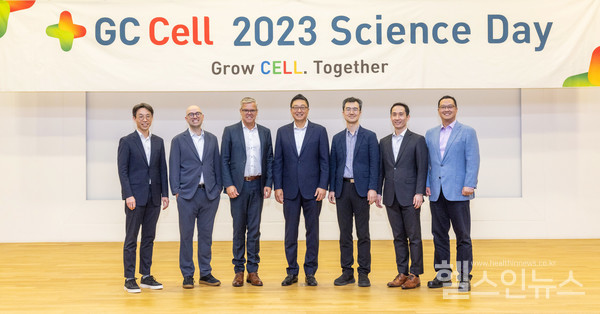 (왼쪽부터)박재홍교수,에릭스미스교수,마그너스에산드교수,제임스박대표,윤덕현교수,박종철교수,김호원CTO(지씨셀제공)