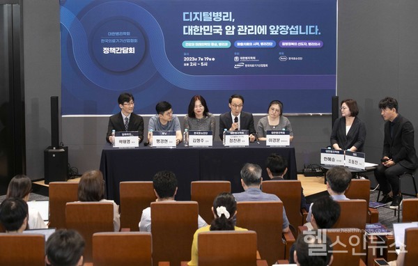 (왼쪽부터)딥바이오곽태영이사,루닛팽경현이사,한국로슈진단김형주전무,대한병리학회디지털병리연구회정찬권대표,대한병리학회이경분정보이사,대한병리학회한혜승이사장,SBS조동찬기자