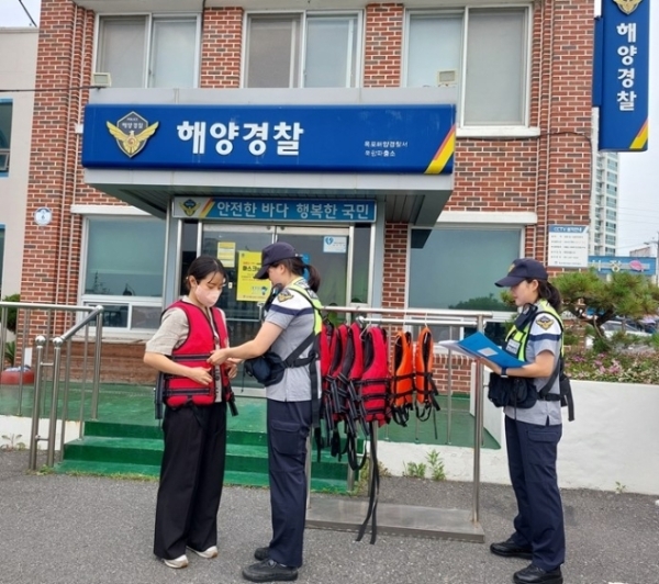 구명조끼를 무료로 대여 / 사진=목포해양경찰 제공