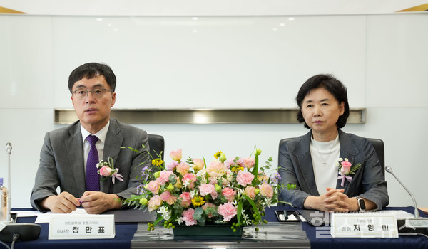 (왼쪽부터)정만표대한결핵및호흡기학회이사장,지영미질병관리청장