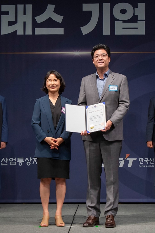 제경희 산업부 중견기업정책관(왼쪽), 현대약품㈜ 이상준 대표