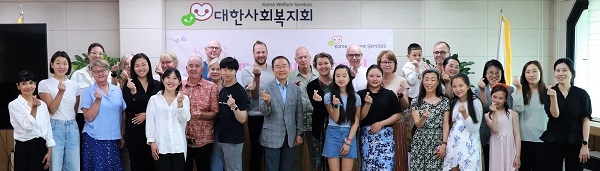 사진: 대한사회복지회 본부에서 국외입양인들의 모국 방문 기념 환영식 후 단체 촬영 모습(첫줄 가운데) 대한사회복지회 강대성 회장, 입양인들과 입양가족들