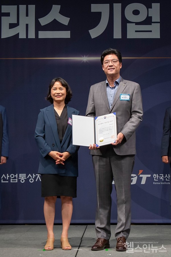 (왼쪽부터)제경희산업부중견기업정책관,현대약품이상준대표(현대약품제공)