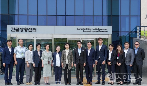 싱가포르보건부방문단이지영미질병관리청장(가운데)을비롯한질병관리청관계자들과기념사진을촬영하고있다.