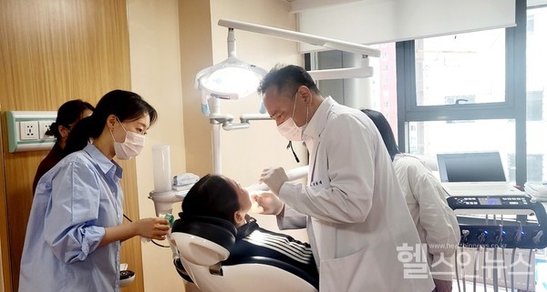 서울대치과병원최원재교수가몽골울란바토르현지주민을대상으로건강상담회를진행하고있다.