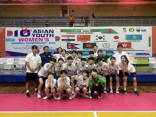 사진: 네팔과 경기를 마치고 기념사진을 찍은 한국 여자청소년 대표팀/ 대한핸드볼협회 제공