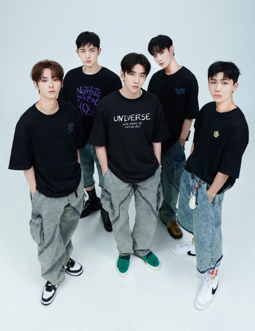 홀리넘버세븐과 콜라보레이션 컬렉션을 착용한 보이그룹 DKZ (사진 제공 : 홀리넘버세븐)