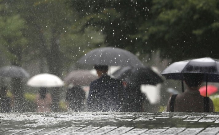 지난 13일 서울 서초구 서울중앙지법에서 시민들이 쏟아지는 비를 피해 발걸음을 재촉하고 있다.