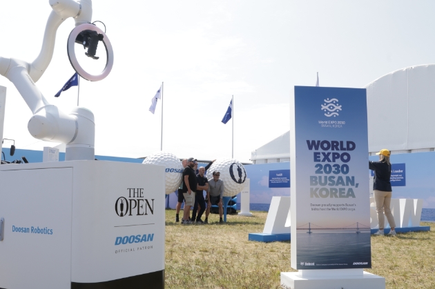 20~23일 영국 ‘로열 리버풀 골프클럽’에서 열린 제151회 디 오픈 기간 동안 공식후원사인 두산이 대회장 내 설치한 제품 전시장에서 부산엑스포 관련 배너를 내걸고 부산엑스포 유치지원을 위한 홍보 활동을 펼쳤다.