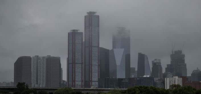 흐린 날씨를 보인 21일 서울 여의도 빌딩들이 구름에 가려져있다.