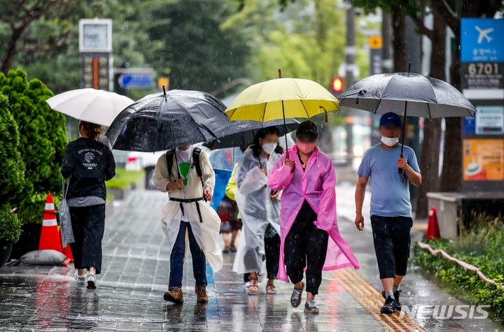 지난 23일 오전 서울 중구 청계광장 인근에서 우산을 쓴 시민들이 이동하는 모습. 