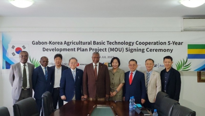 왼쪽쪽부터 가봉 농림부 차관, 가봉 국영기업체 사장, 송동준 하임인터내셔널즈 이사, 김홍렬 하임인터내셔널즈 대표, 가봉 농림축산식품부 MVE 엘라H 찰스 장관, 아쿠아프로㈜ 윤지현 대표, AKEDA 정시우 사무총장, 소창호 농학박사, ㈜농심 스마트팜사업팀 강창원 팀장 (사진제공=하임인터내셔널즈)