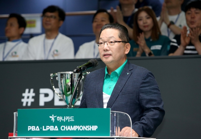 하나카드 PBA-LPBA 챔피업십 개막식에서 이호성 대표이사와 하나 불독스가 함께 사진 촬영을 하고 있다. / 사진=하나카드 제공