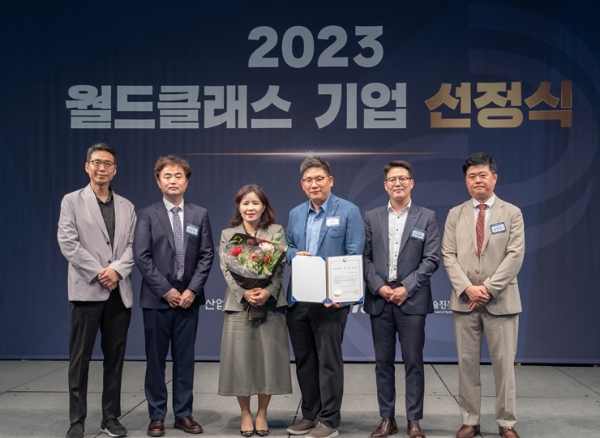 콜마비앤에이치 윤여원 대표(왼쪽에서 3번째)와 임직원들이 산업통상자원부가 주관하는 ‘월드클래스 기업’으로 선정되고 기념사진을 촬영하고 있다.