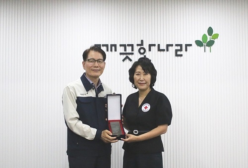 깨끗한나라 김민환 대표(왼쪽)와 대한적십자사 허혜숙 충북혈액원장