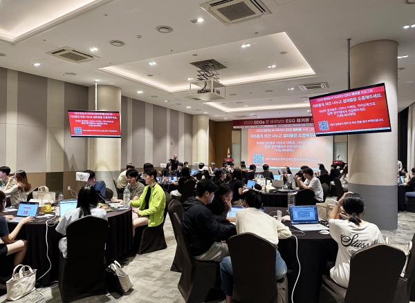 계원예술대학교 학생들이 서로 다른 학교 학생들과 각 한 팀이 되어 토론을 진행하고 있다.