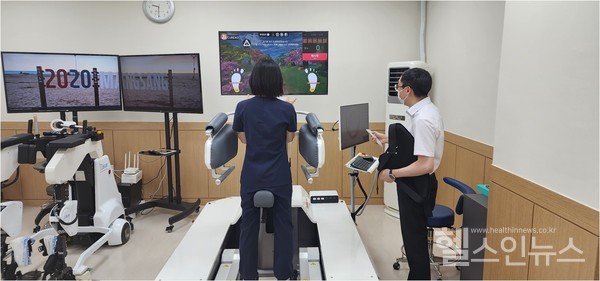 한림대한강성심병원의료진이화상재활로봇'모닝워크'의성능을테스트하고있다.