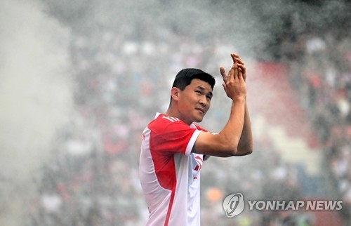 사진: 바이에른 뮌헨 팀 소개 행사에서 팬들에게 인사하는 김민재/ 연합뉴스