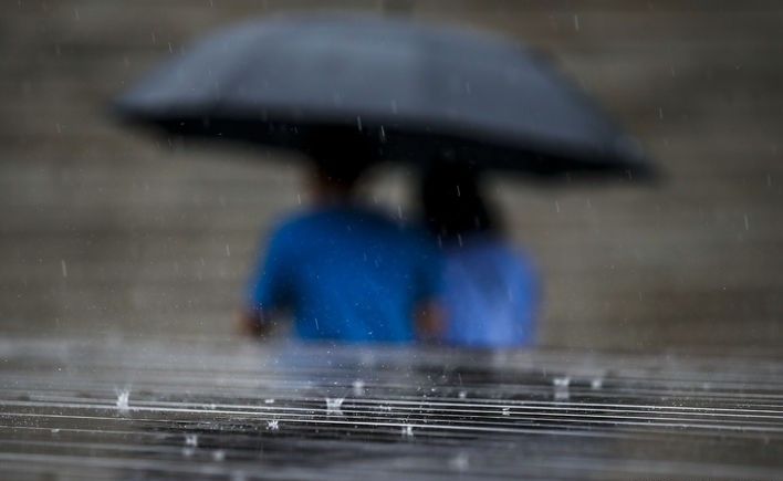 지난 23일 오전 서울 종로구 광화문광장 인근에서 우산을 쓴 시민들이 이동하고 있는 모습.