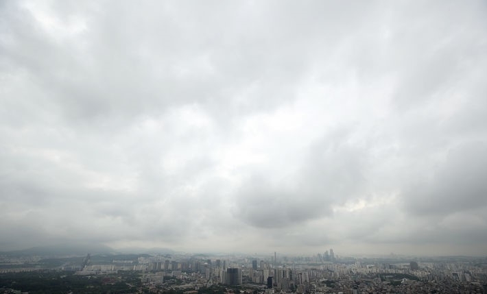 전국 대부분 지역에 장마가 이어진 24일 서울 남산에서 바라본 도심 하늘에 먹구름이 드리워져 흐린 날씨를 보이고 있다.