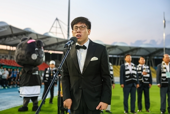 지난 6월 11일 성남FC-서울이랜드FC와의 경기에서 성남FC 초청으로 애국가 제창 중인 박모세 밀알복지재단 홍보대사