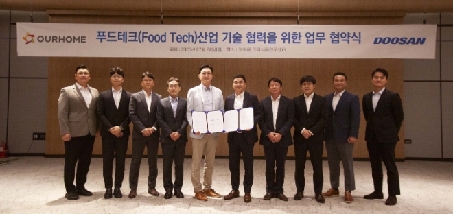 24일 아워홈 본사에서 진행된 업무협약식에서 이동훈 아워홈 부사장(왼쪽에서 다섯 번째)과 류정훈 두산로보틱스 대표이사(왼쪽에서 여섯 번째)가 푸드테크 산업 기술협력을 위한 업무협약을 체결한 후 기념사진을 촬영하고 있다. / 사진=아워홈 제공