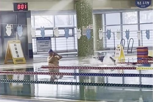 사진: 수영 강습받는 김경일(왼쪽) 시장과 목진혁 시의원/ 연합뉴스