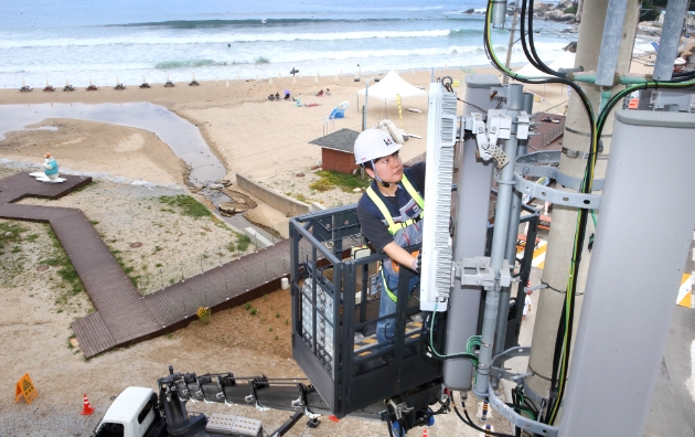 휴가철 트래픽 증가에 대비해 양양 죽도해수욕장 인근에서 통신 기지국을 점검하고 있는 모습. / 사진=KT 제공