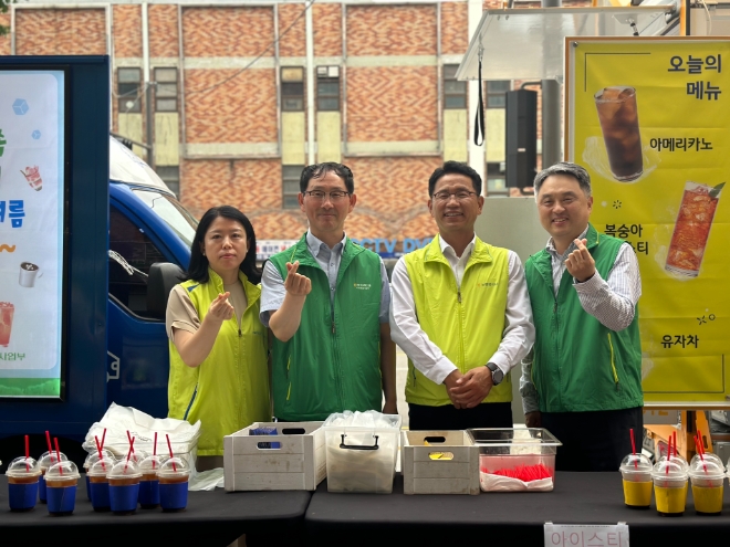 좌측부터 김지혜 카드고객행복센터장, 정종관 서울중앙사업부장, 김성훈 고객행복센터장, 안성철 용산금융센터장이 행사를 기념해 사진을 촬영하고 있다. / 사진=NH농협은행 제공