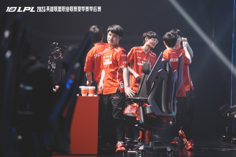 TES, EDG 3대2 꺾고 LPL 서머 PO 4R 진출