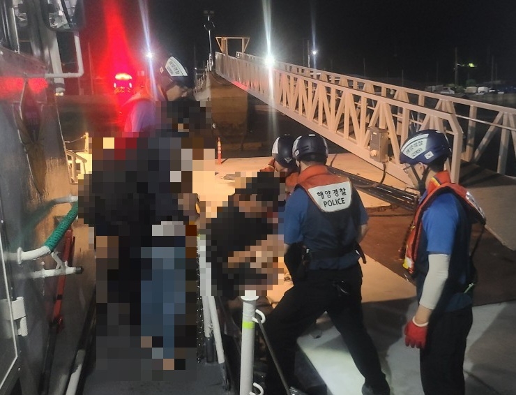 응급환자 이송 (사진제공 = 목포해양경찰)