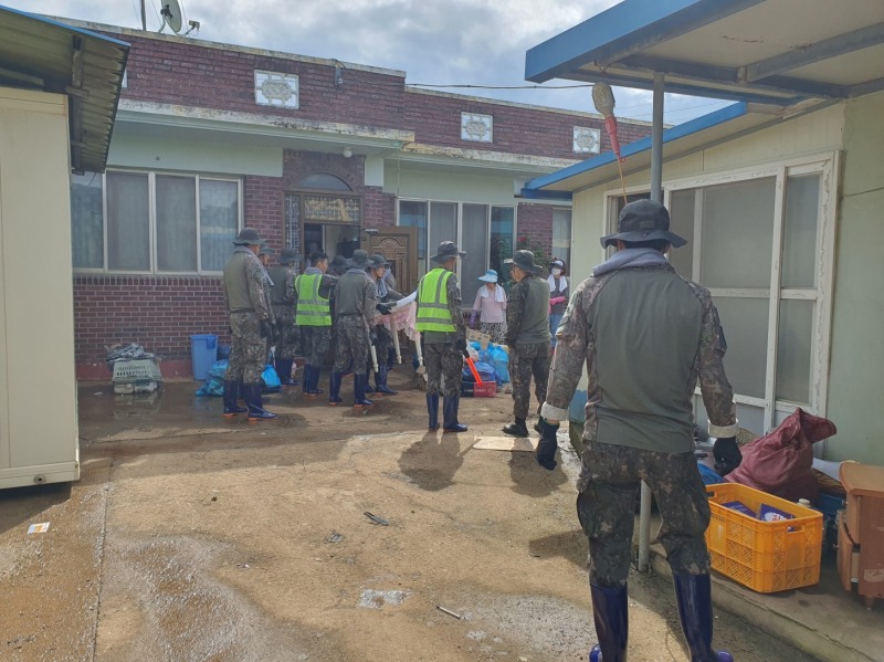 침수피해가구 대민지원 / 사진=무안군 제공