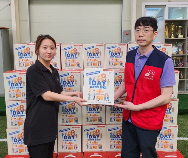 오송 지역 폭우 피해 주민을 위한 기부물품 전달. (왼쪽)오송읍 행정복지센터 직원, (오른쪽)대한사회복지회 이기준 팀장