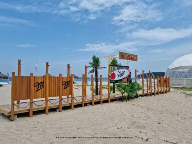 ㈜골든블루 인터내셔널은 탄비치 클럽&리조트와 함께 ‘밀러 제뉴인 드래프트’를 경험할 수 있는 ‘밀러 비치’를 강원도 양양 하조대 해변에 개장한다고 25일 밝혔다. 사진은 밀러 비치 인비저블 실드 샤워부스의 모습. (사진 = ㈜골든블루 인터내셔널 제공)