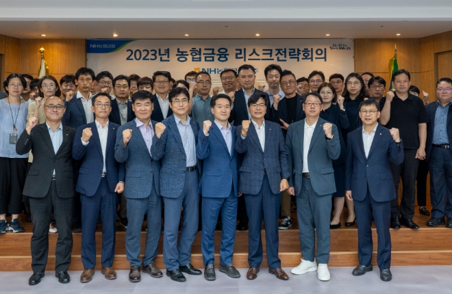 7월 25일, 서울 여의도 소재 농협캐피탈 본사 회의실에서 개최된 2023년 하반기 리스크전략회의에서 강신노 농협금융 리스크관리부문장(앞줄 왼쪽에서 여섯 번째)과 계열사 CRO 및 실무책임자들이 기념촬영을 하고 있다. / 사진=농협 제공
