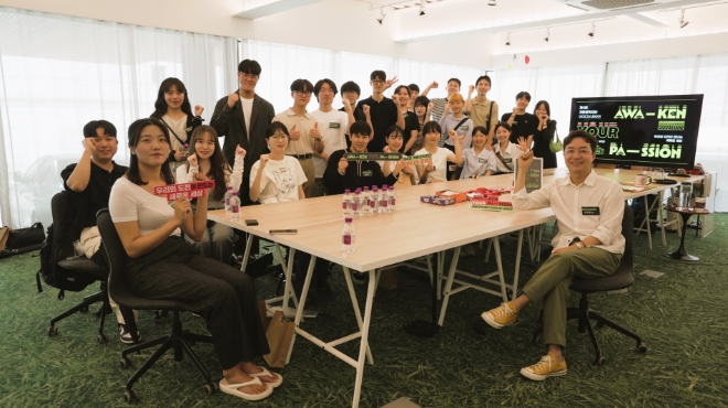 유현준 교수(오른쪽)는 계룡장학재단 아이디어 공모전 건축 부문 1차 합격자를 대상으로 인큐베이팅을 진행했다. / 사진=계룡장학재단 제공