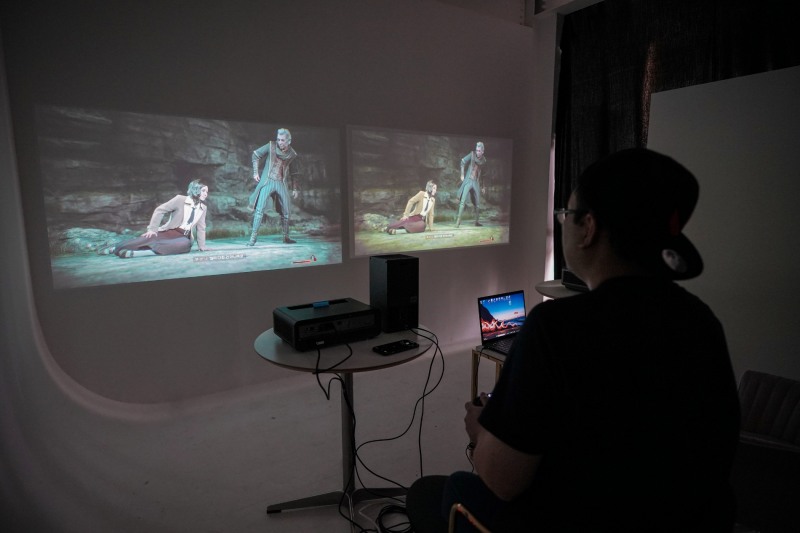 뷰소닉 신제품 'X1-4K'와 일반 프로젝터의 비교 체험 모습. 'X1-4K'가 한층 선명하고 부드러운 화면을 보여줬다.