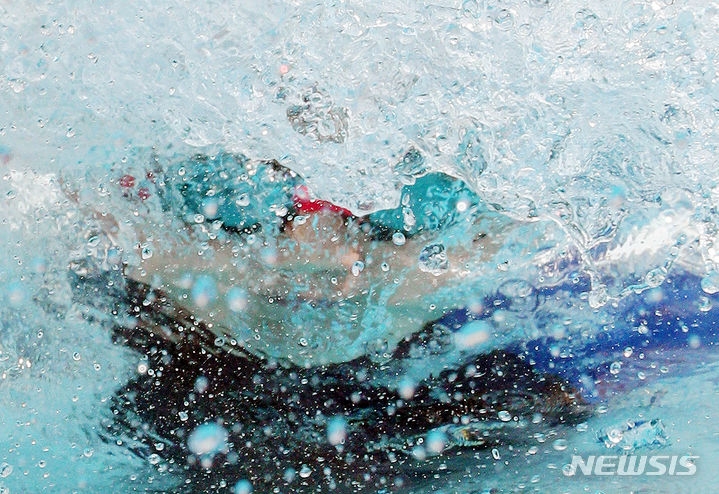 부산지역에 이틀째 폭염주의보가 발효 중인 26일 오후 동구청 광장에 마련된 어린이 물놀이장을 찾은 한 어린이가 물에 뛰어들고 있다.