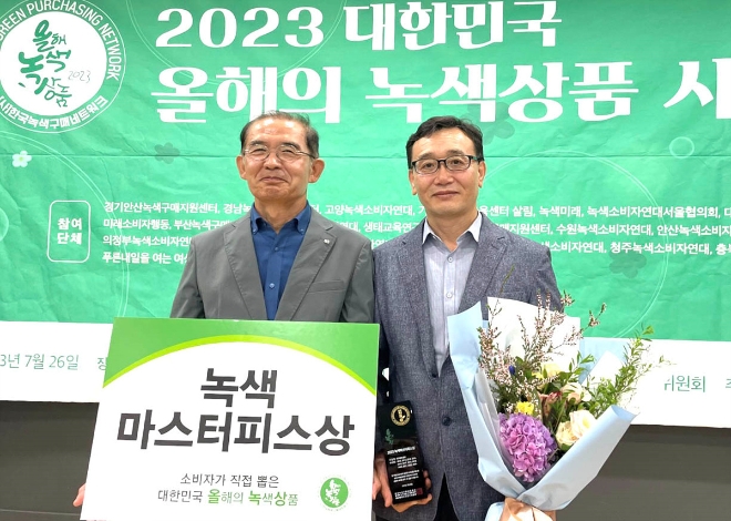 한국철도공사는 지난 26일 서울글로벌센터에서 열린 ‘2023 대한민국 올해의 녹색상품’ 시상식에서 ‘동해선 KTX’로 12년 연속 수상하는 영예를 안았다. (사진 오른쪽부터) 권평수 코레일 환경경영처장, 전인수 선정위원장 / 사진=한국철도공사 제공