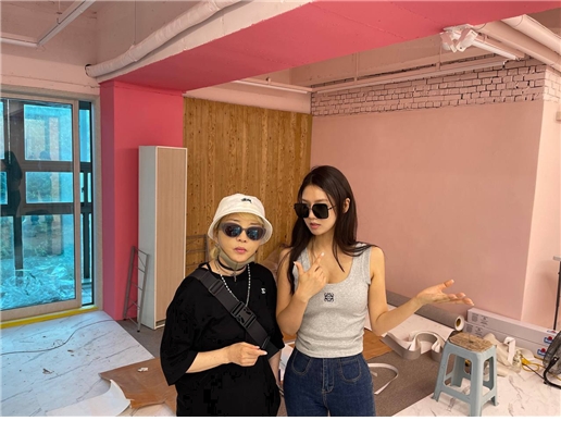 좌측부터 홍은주 회장, 임경민 대표. 남다른공간을 창출하기 위한 리뉴얼 회의 중