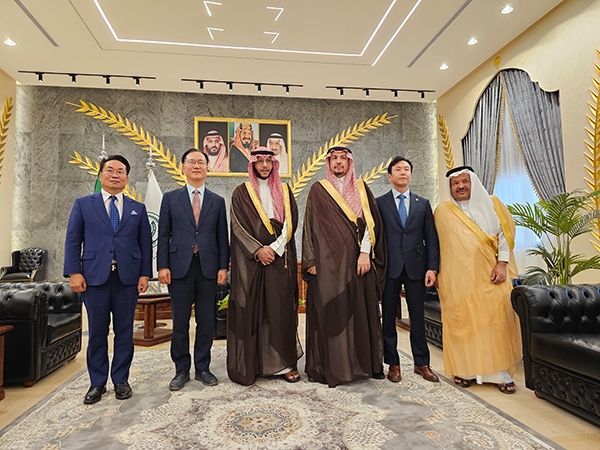 사우디아라비아 타이프 주지사 및 한국대사를 비롯한 관계자들이 기념촬영하고 있다.