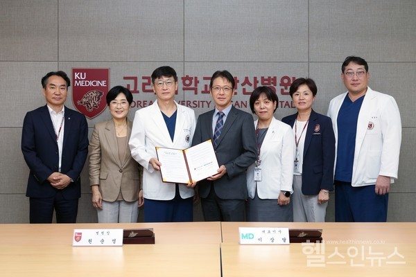 26일업무협약식에서고려대안산병원과엠디에스코트관계자들이기념사진을촬영하고있다